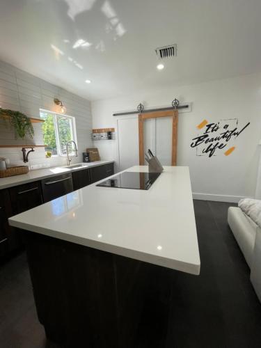 Artsy Oasis: Design District Gem in Miami (FL) Artsy Oasis: Design District Gem in Miami (FL)