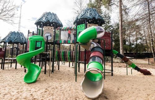 Parque infantil, Chalet de Bosrand 404, unieke rustige plek met veel privacy aan de bosrand van vakantiepark op de Ve in Beekbergen Parque infantil, Chalet de Bosrand 404, unieke rustige plek met veel privacy aan de bosrand van vakantiepark op de Ve in Beekbergen