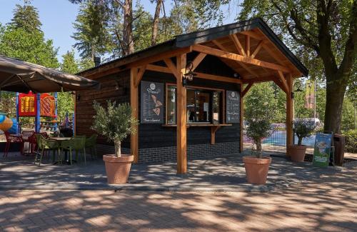 Restaurante, Chalet de Bosrand 404, unieke rustige plek met veel privacy aan de bosrand van vakantiepark op de Ve in Beekbergen Restaurante, Chalet de Bosrand 404, unieke rustige plek met veel privacy aan de bosrand van vakantiepark op de Ve in Beekbergen