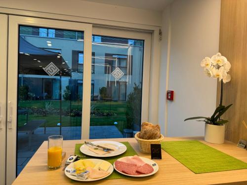 Food and beverages, Fair n Square Hotel 24 Stunden Self-Check In in Arheilgen Food and beverages, Fair n Square Hotel 24 Stunden Self-Check In in Arheilgen