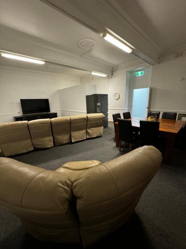 ห้องส่วนกลางสำหรับนั่งเล่น/ดูทีวี, GHK - Grand Hotel Kalgoorlie in คาลกูรลี ห้องส่วนกลางสำหรับนั่งเล่น/ดูทีวี, GHK - Grand Hotel Kalgoorlie in คาลกูรลี