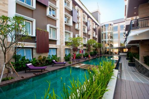 Swimming pool, Quest Hotel San Denpasar in Denpasar Swimming pool, Quest Hotel San Denpasar in Denpasar