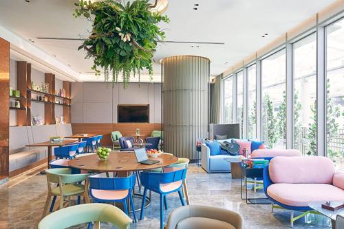 Shared lounge/TV area, Capri by Fraser China Square, Singapore in CBD Shared lounge/TV area, Capri by Fraser China Square, Singapore in CBD