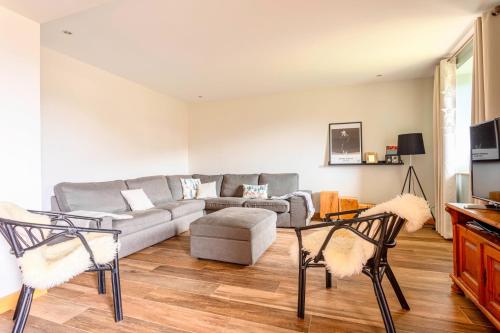 gedeelde lounge/tv-ruimte, Chalet Mariejo, Sauna et Charme Alpin in Saint-Marcel gedeelde lounge/tv-ruimte, Chalet Mariejo, Sauna et Charme Alpin in Saint-Marcel