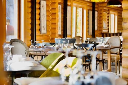 Restaurant, Wood Hills Hotel & Resort in Mayrouba Restaurant, Wood Hills Hotel & Resort in Mayrouba
