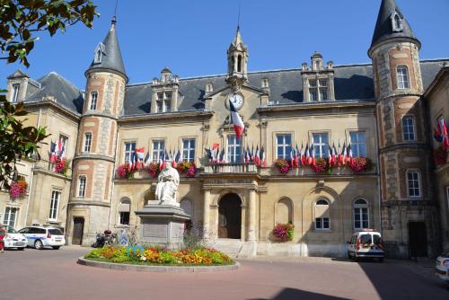 Közeli látványosságok, L' Écrin de Jade (L' Ecrin de Jade) in Melun Közeli látványosságok, L' Écrin de Jade (L' Ecrin de Jade) in Melun