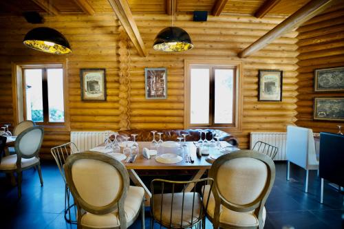 مطعم, Wood Hills Hotel & Resort in ميروبا مطعم, Wood Hills Hotel & Resort in ميروبا