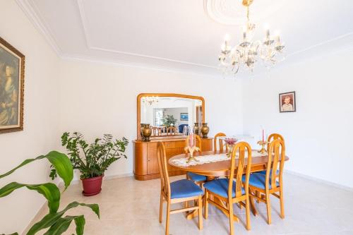 ห้องส่วนกลางสำหรับนั่งเล่น/ดูทีวี, Villa Glória (Villa Gloria) in เซสมาเรียส ห้องส่วนกลางสำหรับนั่งเล่น/ดูทีวี, Villa Glória (Villa Gloria) in เซสมาเรียส