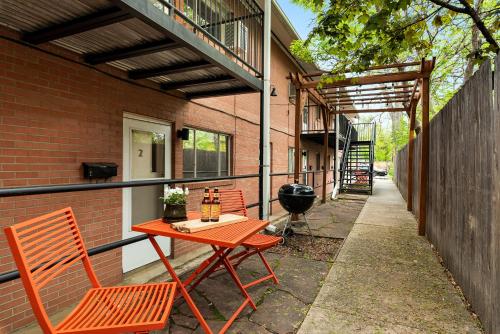 Stunning Downtown Condo - 5 min walk to Old Town! in Old Town Stunning Downtown Condo - 5 min walk to Old Town! in Old Town