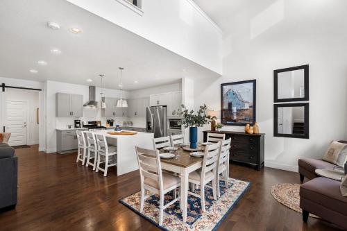 Steps from River & Old Town - Hot Tub & King Bed in Old Town Steps from River & Old Town - Hot Tub & King Bed in Old Town