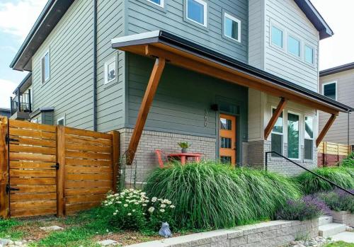 Steps from River & Old Town - Hot Tub & King Bed in Old Town Steps from River & Old Town - Hot Tub & King Bed in Old Town