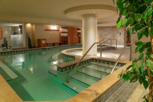 熱水浴缸, 班夫馴鹿水療小屋 (Banff Caribou Lodge and Spa) in 班夫城 熱水浴缸, 班夫馴鹿水療小屋 (Banff Caribou Lodge and Spa) in 班夫城