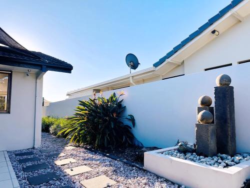 Waterfront Haven Balinese Villa at Bundall in Bundall Waterfront Haven Balinese Villa at Bundall in Bundall