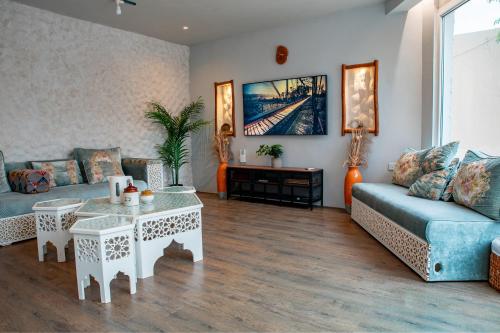 Elegant Garden Stay with 2 Living Areas, 2 Bedrooms, 1 Full and 1 Half Bath for 6 Guests in Sumaysimah Elegant Garden Stay with 2 Living Areas, 2 Bedrooms, 1 Full and 1 Half Bath for 6 Guests in Sumaysimah