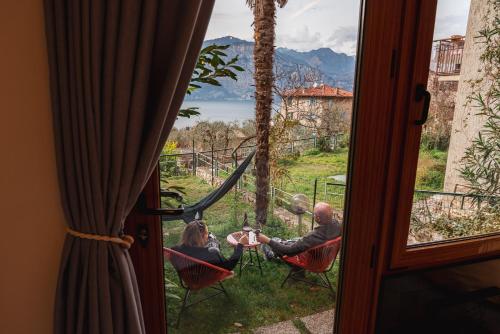 Studio with private garden by GardaDoma