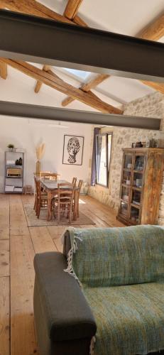 Appartement dans un mas provençal rénové (Appartement dans un mas provencal renove) in Saint Hilaire D'Ozilhan Appartement dans un mas provençal rénové (Appartement dans un mas provencal renove) in Saint Hilaire D'Ozilhan