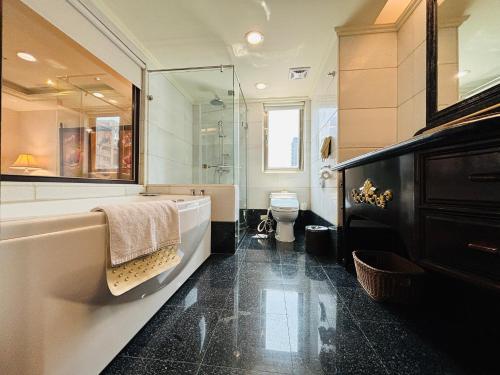 Bathroom, Royal Seasons Hotel Taipei-Nanjing W in Datong District Bathroom, Royal Seasons Hotel Taipei-Nanjing W in Datong District