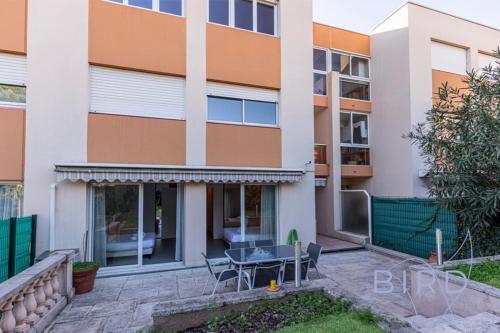 Spacious apartment Pool and Parking in La Fontonne Spacious apartment Pool and Parking in La Fontonne