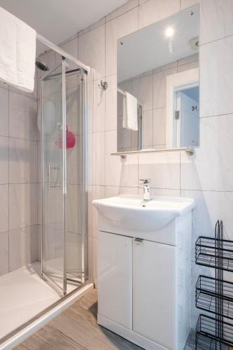 Душ, Parliament Street Town House in Еністімон Душ, Parliament Street Town House in Еністімон