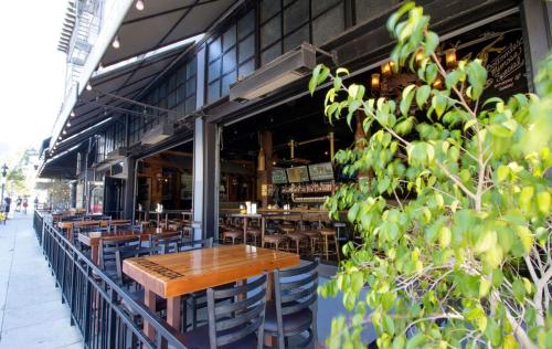 Restaurant, Lucky D's Hostel near Seaport Village Restaurant, Lucky D's Hostel near Seaport Village