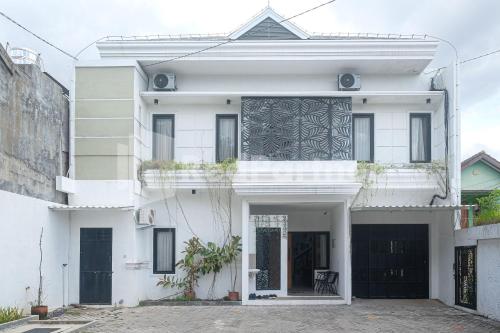 숙소 외관, Rumah Daun Timoho Yogyakarta RedPartner near 겜비라 로카 동물원 숙소 외관, Rumah Daun Timoho Yogyakarta RedPartner near 겜비라 로카 동물원