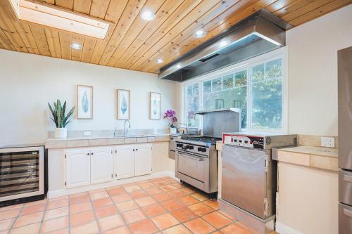 廚房, Casteel - 4,500 sq-ft retreat with a pool and hot tub in the middle of wine country! in 坦普爾頓(CA) 廚房, Casteel - 4,500 sq-ft retreat with a pool and hot tub in the middle of wine country! in 坦普爾頓(CA)