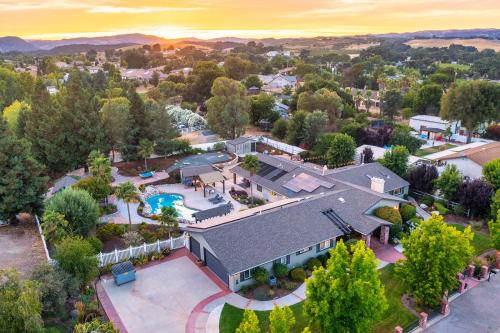 外部景觀, Casteel - 4,500 sq-ft retreat with a pool and hot tub in the middle of wine country! in 坦普爾頓(CA) 外部景觀, Casteel - 4,500 sq-ft retreat with a pool and hot tub in the middle of wine country! in 坦普爾頓(CA)