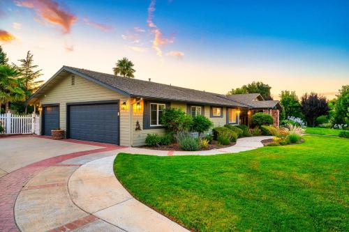 外部景觀, Casteel - 4,500 sq-ft retreat with a pool and hot tub in the middle of wine country! in 坦普爾頓(CA) 外部景觀, Casteel - 4,500 sq-ft retreat with a pool and hot tub in the middle of wine country! in 坦普爾頓(CA)