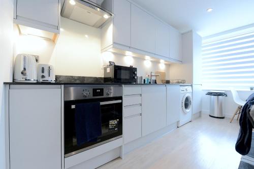 кухня, Free Parking in Woking- Comfy King Size Bed-Ground Floor Flat in Уоркинг кухня, Free Parking in Woking- Comfy King Size Bed-Ground Floor Flat in Уоркинг