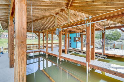 Waterfront Lake Gaston Home with Private Dock! in Roanoke Rapids (Észak-Karolina) Waterfront Lake Gaston Home with Private Dock! in Roanoke Rapids (Észak-Karolina)
