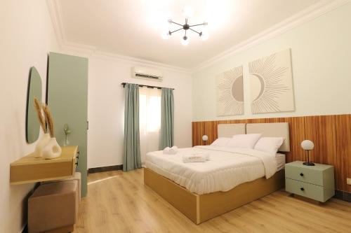 Signature Stays: Modern Chic Apt