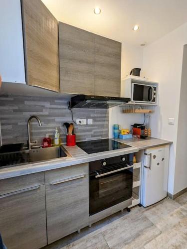 Kitchen, Nationale 7, route des vacances in Roanne Kitchen, Nationale 7, route des vacances in Roanne