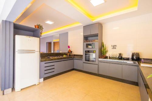 Kitchen, Oasis Verde c/ Piscina Borda Infinita e 5 Quartos in Caldas Novas Kitchen, Oasis Verde c/ Piscina Borda Infinita e 5 Quartos in Caldas Novas