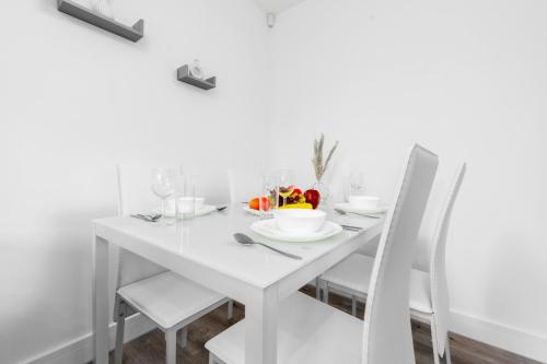 Facilities, Luxury 2 Bedroom Apartment - Parking & Balcony - Underfloor Heating - 6MC in Oldbury Facilities, Luxury 2 Bedroom Apartment - Parking & Balcony - Underfloor Heating - 6MC in Oldbury