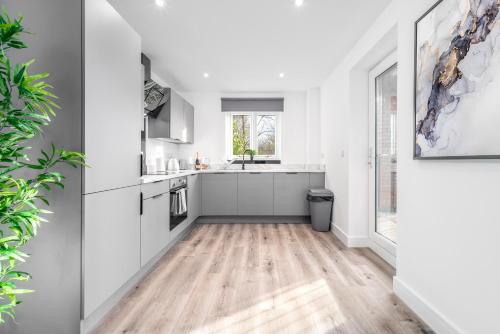 Kitchen, Luxury 2 Bedroom Apartment - Parking & Balcony - Underfloor Heating - 6MC in Oldbury Kitchen, Luxury 2 Bedroom Apartment - Parking & Balcony - Underfloor Heating - 6MC in Oldbury