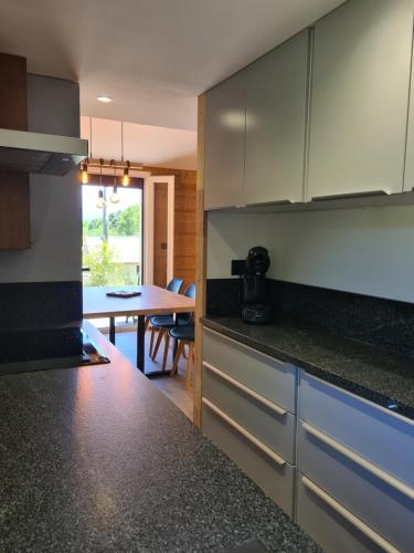 廚房, Chalet Le Parc de Latour, au pied de la montagne in 拉圖爾卡羅爾 廚房, Chalet Le Parc de Latour, au pied de la montagne in 拉圖爾卡羅爾