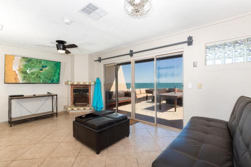 ห้องส่วนกลางสำหรับนั่งเล่น/ดูทีวี, Las Brisas #8 Beachfront - On the sand and steps from Mannys for tacos & tequila in เอล ปวยร์โต ห้องส่วนกลางสำหรับนั่งเล่น/ดูทีวี, Las Brisas #8 Beachfront - On the sand and steps from Mannys for tacos & tequila in เอล ปวยร์โต