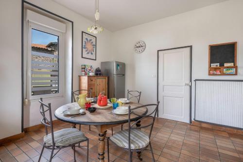 Konyha, Maison pour 6 à la Bernerie à 270m de la plage (Maison pour 6 a la Bernerie a 270m de la plage) in La Bernerie-En-Retz Konyha, Maison pour 6 à la Bernerie à 270m de la plage (Maison pour 6 a la Bernerie a 270m de la plage) in La Bernerie-En-Retz