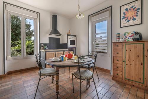 Konyha, Maison pour 6 à la Bernerie à 270m de la plage (Maison pour 6 a la Bernerie a 270m de la plage) in La Bernerie-En-Retz Konyha, Maison pour 6 à la Bernerie à 270m de la plage (Maison pour 6 a la Bernerie a 270m de la plage) in La Bernerie-En-Retz