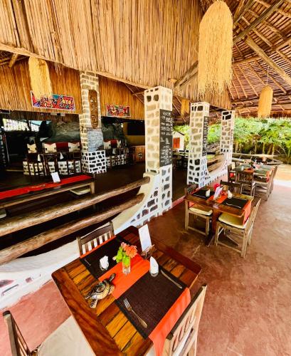 Restaurant, Tamarin Lodge in Nosy Ambariovato Restaurant, Tamarin Lodge in Nosy Ambariovato