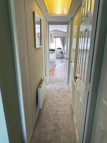 2 bedroom caravan, sea views, parking in Eastchurch 2 bedroom caravan, sea views, parking in Eastchurch