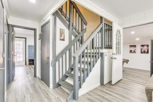 Bushkill Villa with Game Room, Sauna and Pool Access! in 부시킬 폴스 Bushkill Villa with Game Room, Sauna and Pool Access! in 부시킬 폴스