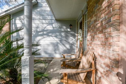 Charming Home Near IAH, Minutes from Malls in Atascocita Charming Home Near IAH, Minutes from Malls in Atascocita