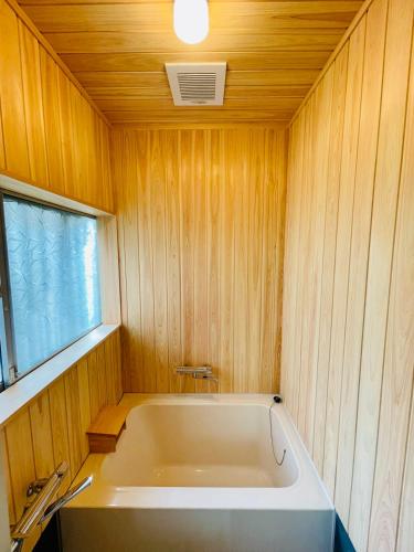 Hot tub, NEW OPEN『天然温泉』芦ノ湖畔の完全貸切別荘 in Hakone Hot tub, NEW OPEN『天然温泉』芦ノ湖畔の完全貸切別荘 in Hakone