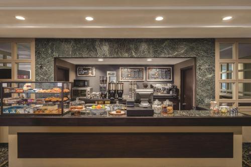레스토랑, 라과디아 플라자 호텔 (Laguardia Plaza Hotel) in 라과디아 공항 레스토랑, 라과디아 플라자 호텔 (Laguardia Plaza Hotel) in 라과디아 공항