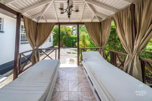 Beachy Cottage I Kitchen I Wi-Fi I Shaded Cabana I Parking in Long Bay Beachy Cottage I Kitchen I Wi-Fi I Shaded Cabana I Parking in Long Bay