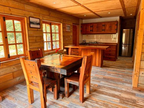 Konyha, Cabañas con tinajas calientes en Parque Guaiquivilo (Cabanas con tinajas calientes en Parque Guaiquivilo) in Vilches Konyha, Cabañas con tinajas calientes en Parque Guaiquivilo (Cabanas con tinajas calientes en Parque Guaiquivilo) in Vilches