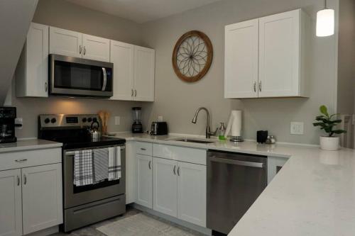 Majestic Lakeview Duplex Apt for 8! Fully furnished and ready for your getaway! in Тилтон Majestic Lakeview Duplex Apt for 8! Fully furnished and ready for your getaway! in Тилтон