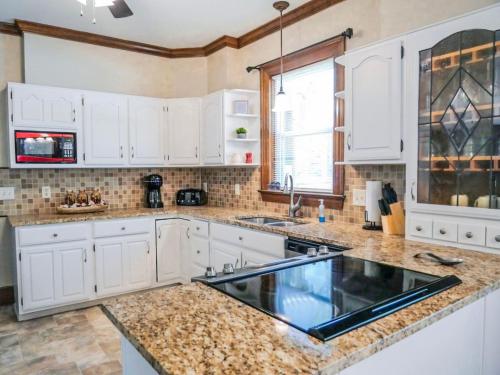 廚房, Serenity in the Suburbs in 厄莫 廚房, Serenity in the Suburbs in 厄莫