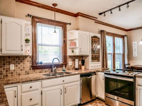 廚房, Serenity in the Suburbs in 厄莫 廚房, Serenity in the Suburbs in 厄莫